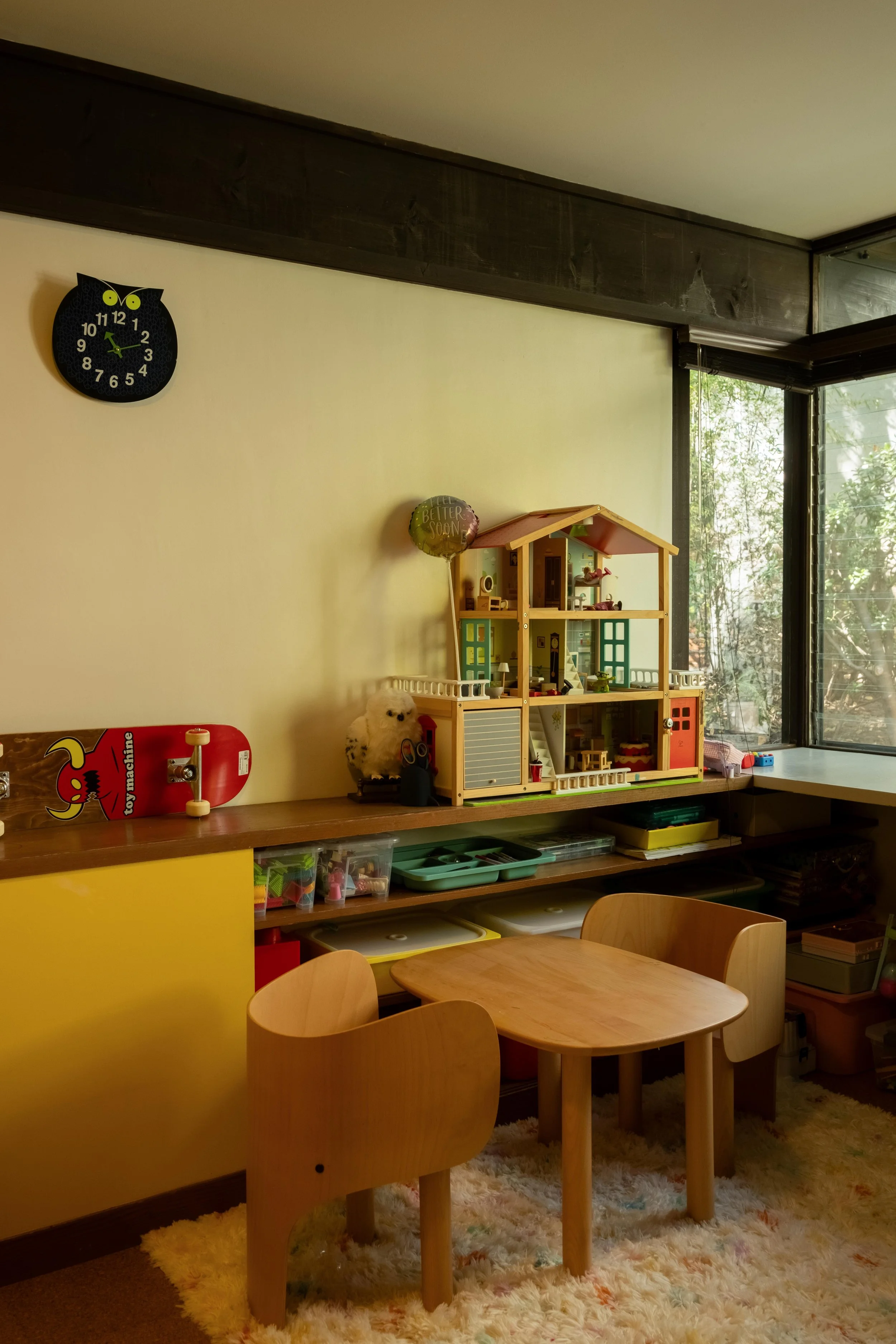 Breakfast nook with corner windows