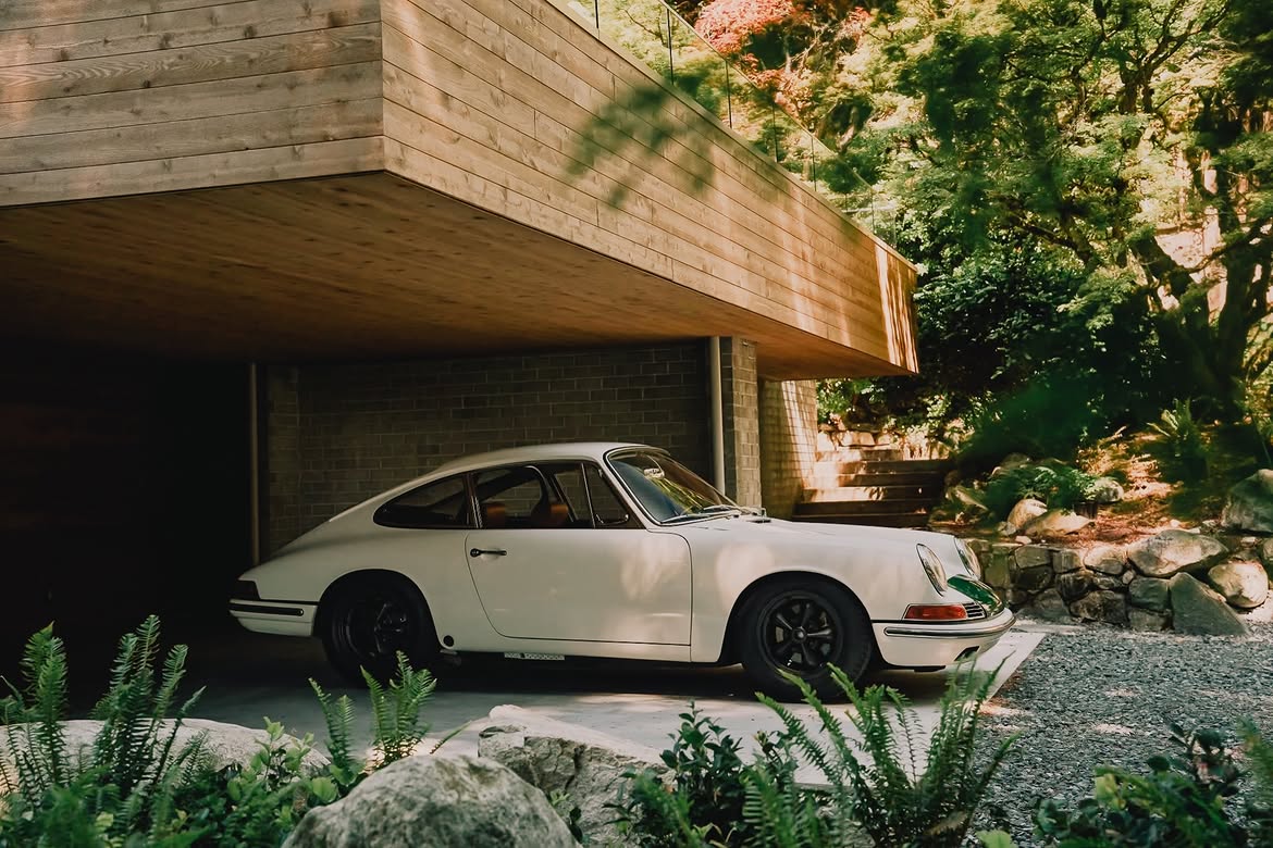 Front view of the 911T under the floating roofline