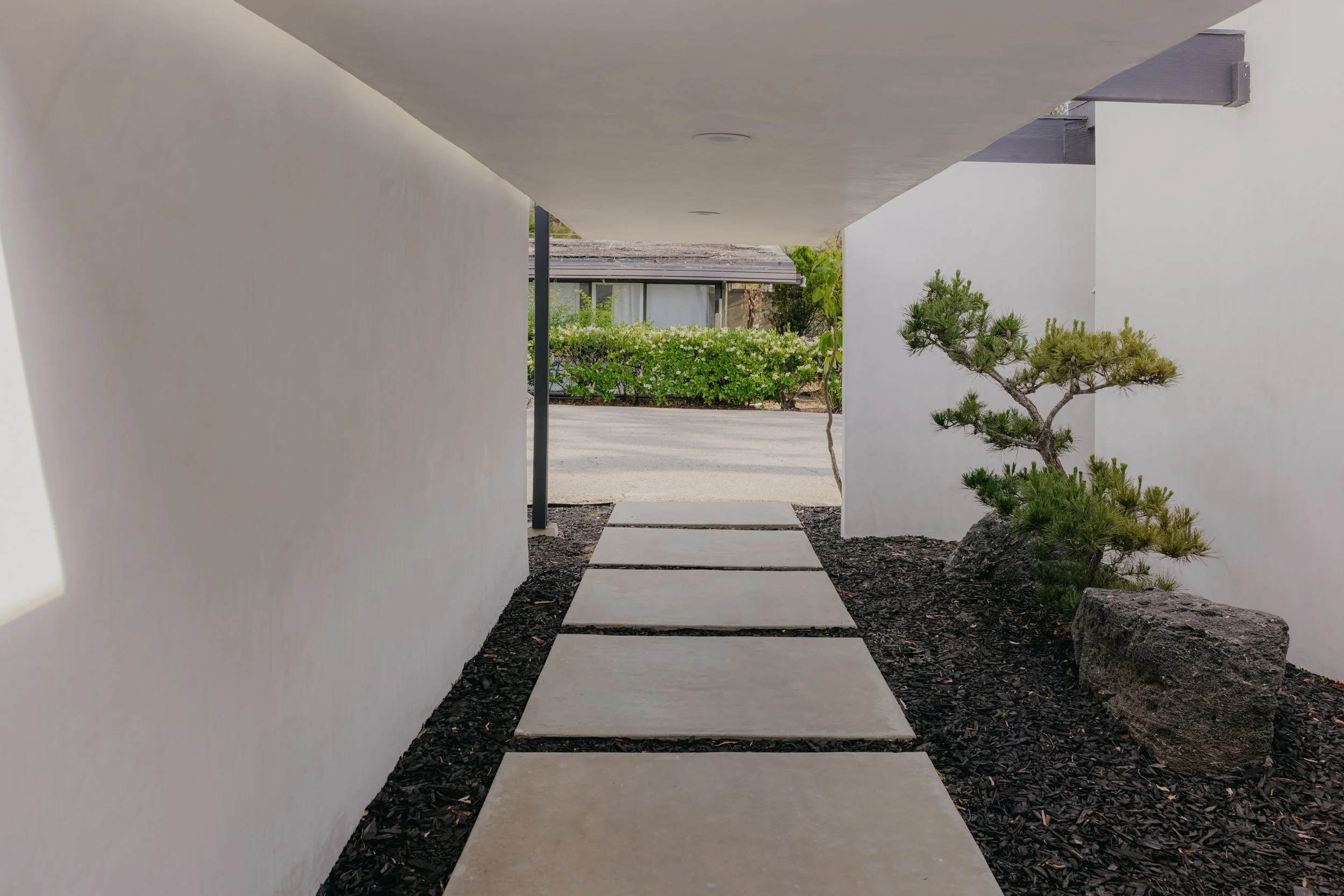 Covered terrace and stepping-stone approach